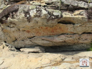 Abrigo sobre rocha com pinturas rupestres