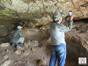 Registro das pinturas rupestres na parede superior da gruta