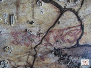 pintura rupestre na parede superior da gruta