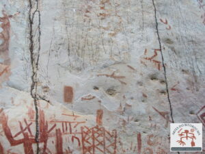 Painel com arte rupestre