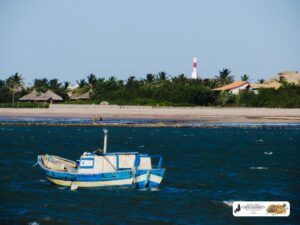 Ao fundo, o farol da Praia de Itaqui, litoral do Piauí. Registro em setembro de 2022.