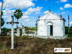 Histórica capela de Nossa Senhora da Conceição, datada de 1885, no povoado Jacareí de Baixo em Piracuruca. Aqui o cenário tradicional formado por:  Capela + Cemitério + Carnaúba. Foto em 7 de setembro de 2022.