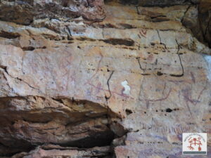 Painel com arte rupestre