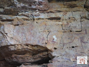 Painel com arte rupestre