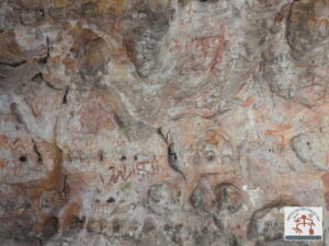 Painel com arte rupestre