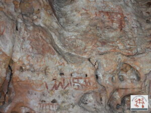 Painel com arte rupestre
