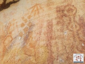 Painel com arte rupestre