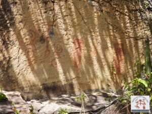 Painel com arte rupestre