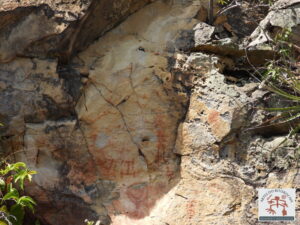 Painel com arte rupestre