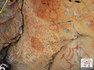 Painel com arte rupestre