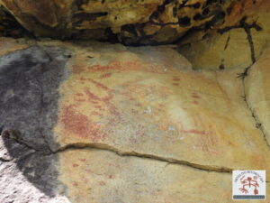 Painel com arte rupestre