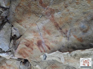 Painel com arte rupestre