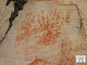 Painel com arte rupestre