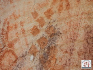 Painel com arte rupestre