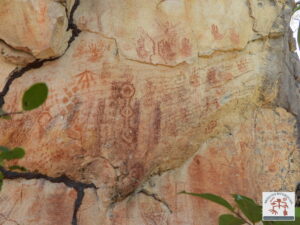 Painel com arte rupestre