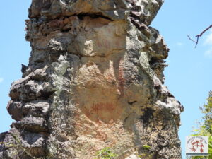 Painel com arte rupestre