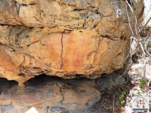 Painel com arte rupestre